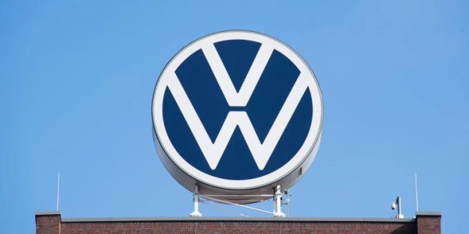 Bei Volkswagen fallen Jobs in der klassischen Verbrenner- und Teileproduktion weg, gleichzeitig wird Beschäftigung in neuen Bereichen aufgebaut. Foto: Julian Stratenschulte/dpa Bei Volkswagen fallen Jobs in der klassischen Verbrenner- und Teileproduktion weg, gleichzeitig wird Beschäftigung in neuen Bereichen aufgebaut. Foto: Julian Stratenschulte/dpa