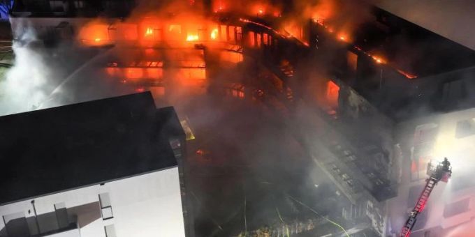 Am frühen Montagmorgen stand im deutschen Essen ein ganzer Wohnblock in Flammen. Foto: Christoph Reichwein/dpa Essen