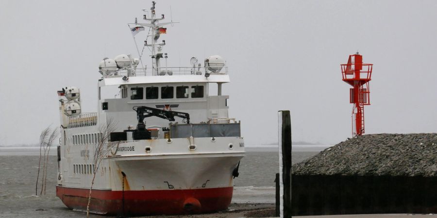In der Hafeneinfahrt der Nordsee-Insel Wangerooge ist eine Fähre auf Grund gelaufen.