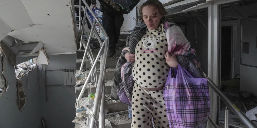 Eine verletzte Schwangere nach einem Angriff auf die Entbindungsklinik in Mariupol, Ukraine (AP Photo/Evgeniy Maloletka)