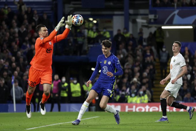 Lille-Torhüter Leo Jardim (li.) im Zweikampf mit Kai Havertz (Chelsea) in der Champions League. Chelsea Villarreal Champions League