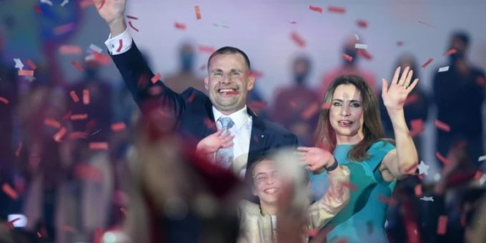 Regierungschef Robert Abela mit seiner Frau Lydia Regierungschef Robert Abela mit seiner Frau Lydia