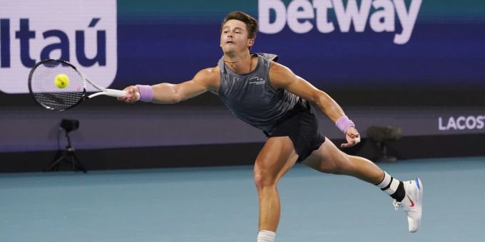 J.J. Wolf sorgt gegen Tsitsipas für Aufsehen – der Newcomer verliert trotzdem. wolf