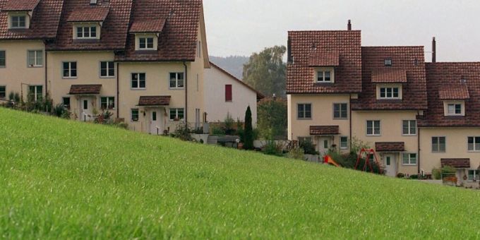Eine Reihe von Einfamilienhäusern. (Symbolbild) Hypothek