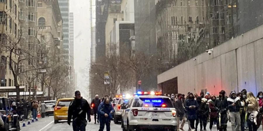 Auf diesem Foto eines Social-Media-Beitrags von Scott Cowdrey werden Menschen aus dem Museum of Modern Art (MoMa) geführt, wo am Samstag, 12. März 2022 ein Mann mit einem Messer auf zwei Kassen-Mitarbeiter eingestochen hat. Nach Mitteilung der New Yorker Polizei wurde ein Verdächtiger festgenommen. Foto: Scott Cowdrey/Scott Cowdrey via AP/dpa - ACHTUNG: Nur zur redaktionellen Verwendung im Zusammenhang mit einer Berichterstattung über diesen Vorfall und nur mit vollständiger Nennung des vorstehenden Credits