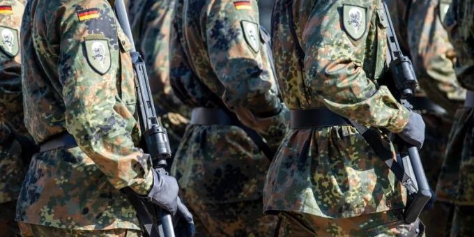 Soldaten der Bundeswehr laufen über den Appellplatz im niedersächsischen Seedorf. Foto: Sina Schuldt/dpa Soldaten der Bundeswehr laufen über den Appellplatz im niedersächsischen Seedorf. Foto: Sina Schuldt/dpa