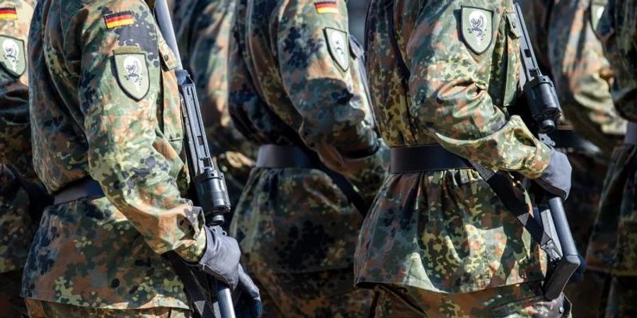 Soldaten der Bundeswehr laufen über den Appellplatz im niedersächsischen Seedorf. Foto: Sina Schuldt/dpa