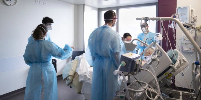 Spitalpersonal kümmert sich am 11. Januar 2022 im Centre Hospitalier Universitaire Vaudois CHUV in Lausanne um einen Covid-Patienten. Spital Coronavirus Lausanne