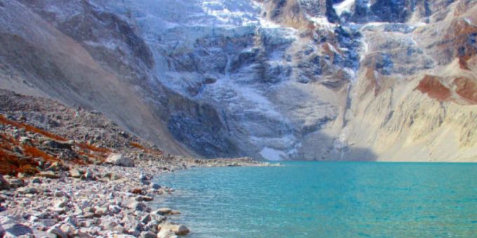 Mündet die Zunge eines Gletschers in einen See, fliesst und schmilzt das Eis schneller: Der Lake Jialong Co im zentralen Himalaya. Mündet die Zunge eines Gletschers in einen See, fliesst und schmilzt das Eis schneller: Der Lake Jialong Co im zentralen Himalaya.