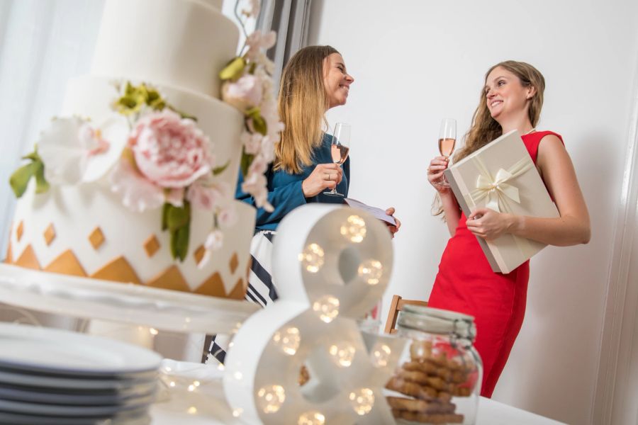 Hochzeitstorte Frauen rot Sekt Keks