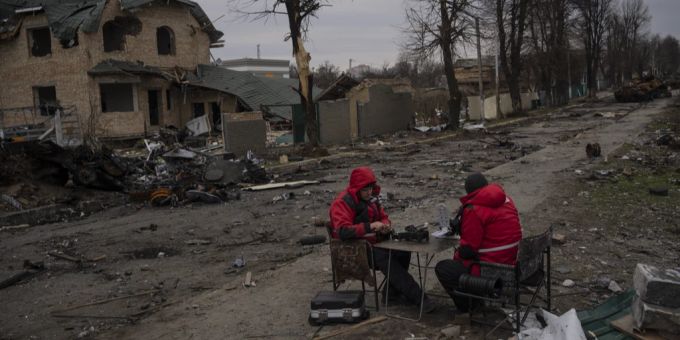 Techniker versuchen, die Internetverbindung im zerstörten und zurückeroberten Butscha zu reparieren. Ukraine Krieg