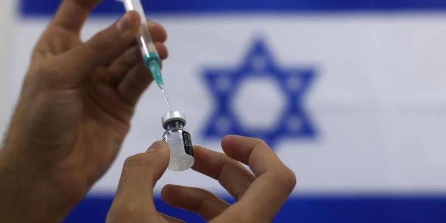 In Israel haben bereits mehr als 600.000 Menschen eine vierte Impfdosis erhalten. Foto: Tsafrir Abayov/AP/dpa