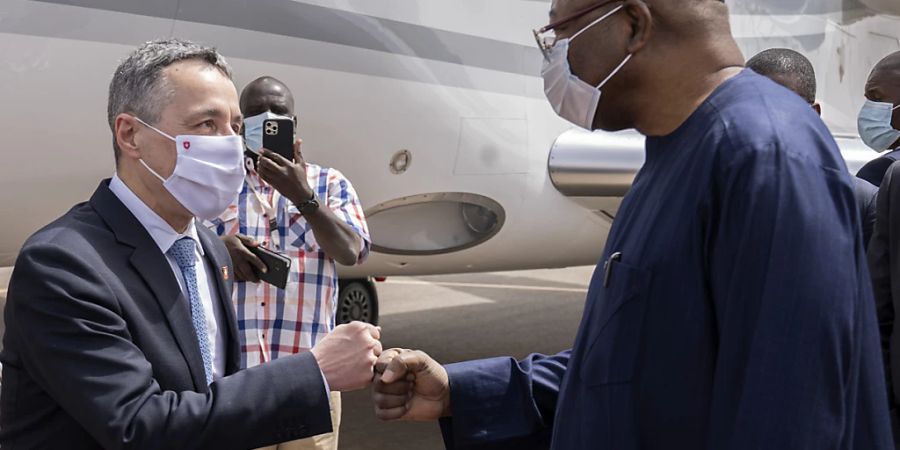 Der Premier von Niger, Ouhoumoudou Mahamadou (rechts) heisst Bundespräsident Ignazio Cassis in Nigers Hauptstadt Niamey willkommen.