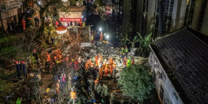 Rettungskräfte am Ort des Geschehens Rettungskräfte am Ort des Geschehens