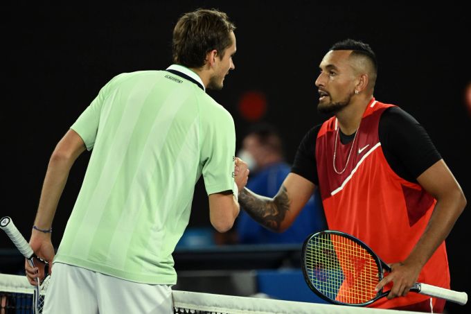 Nick Kyrgios gratuliert Daniil Medwedew nach dessen Sieg. Tennis Australian Open