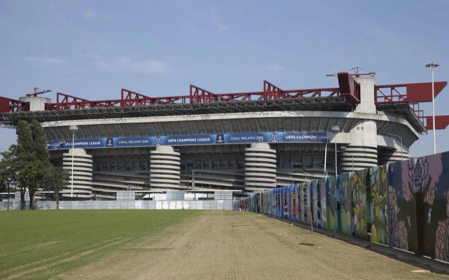 Das San Siro ist die Heimstätte des AC Mailand sowie Inter Mailand und wohl das bekannteste Stadion der italienischen Serie A.