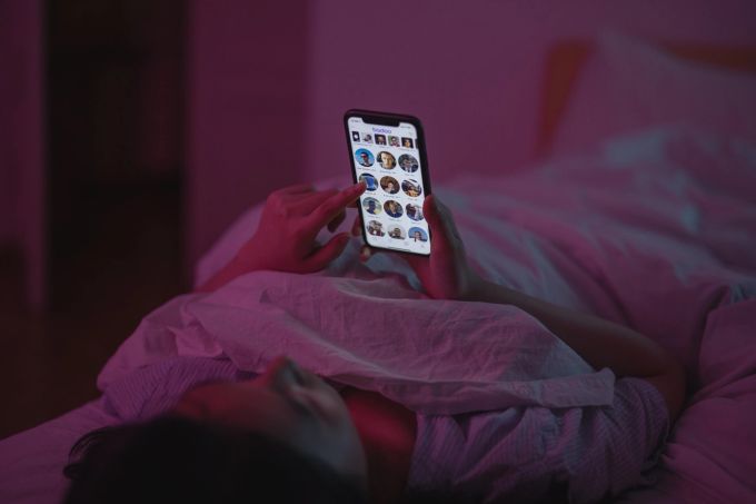 Eine Person nutzt die Dating-App badoo. Dating-App