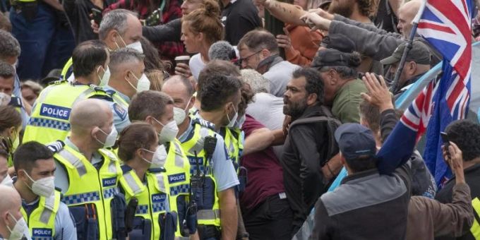Die Polizei nimmt Menschen fest, die vor dem Parlament im neuseeländischen Wellington gegen eine Coronavirus-Impfpflicht protestieren. Foto: Mark Mitchell/NZME via AP/dpa Die Polizei nimmt Menschen fest, die vor dem Parlament im neuseeländischen Wellington gegen eine Coronavirus-Impfpflicht protestieren. Foto: Mark Mitchell/NZME via AP/dpa