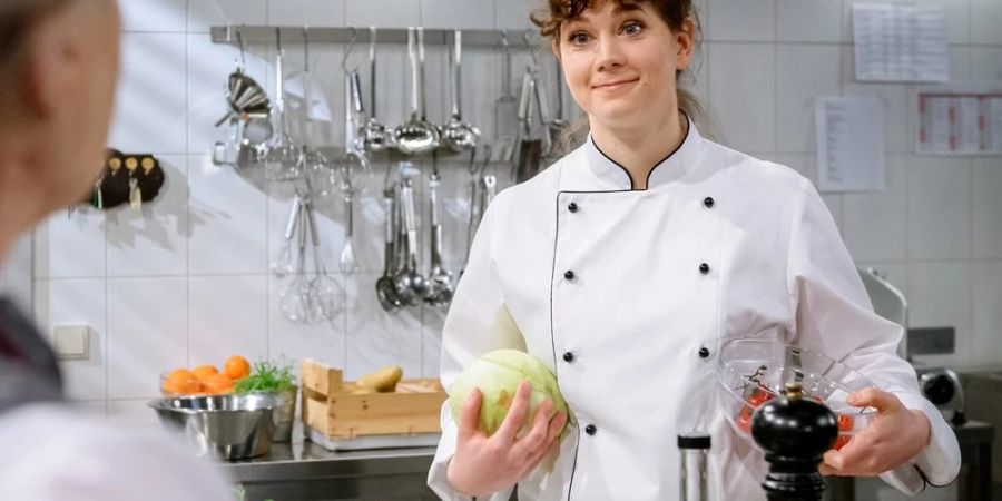 «Sturm der Liebe»: Tina (Christin Balogh, r.) und Hildegard (Antje Hagen) unterhalten sich in der Küche.