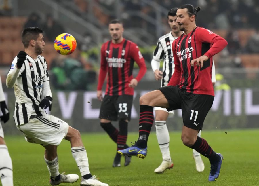 Superstar Zlatan Ibrahimovic (r.) muss verletzungsbedingt vorzeitig unter die Dusche.