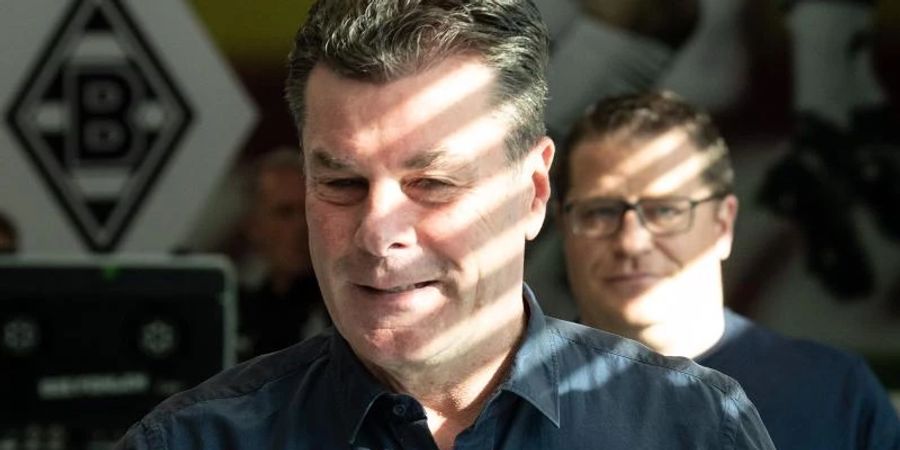 Dieter Hecking (l), ehemaliger Trainer von Gladbach, kommt 2019 vor Max Eberl zu einer Pressekonferenz. Foto: Federico Gambarini/dpa