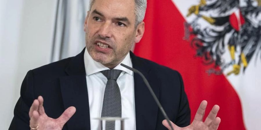 Karl Nehammer (ÖVP), Bundeskanzler von Österreich, kündigt Lockerungen der Corona-Massnahmen an. Foto: Lisa Leutner/AP/dpa