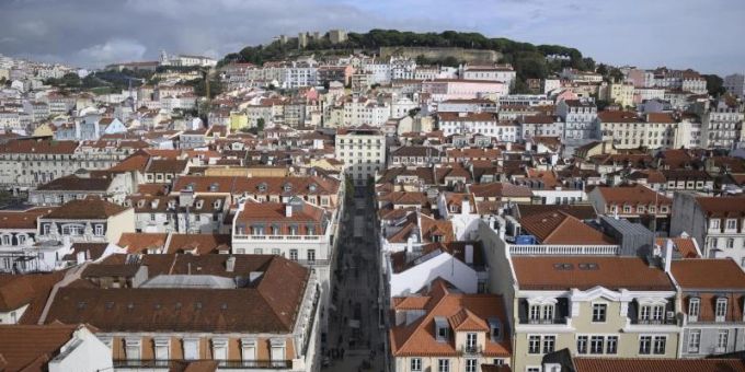 Bei der Einreise nach Portugal muss der digitale Impfpass vorgelegt werden. Der Corona-Notstand bleibt in abgeschwächter Form bis zum 7. März in Kraft. Foto: Lisa Ducret/dpa/Archivbild Bei der Einreise nach Portugal muss der digitale Impfpass vorgelegt werden. Der Corona-Notstand bleibt in abgeschwächter Form bis zum 7. März in Kraft. Foto: Lisa Ducret/dpa/Archivbild