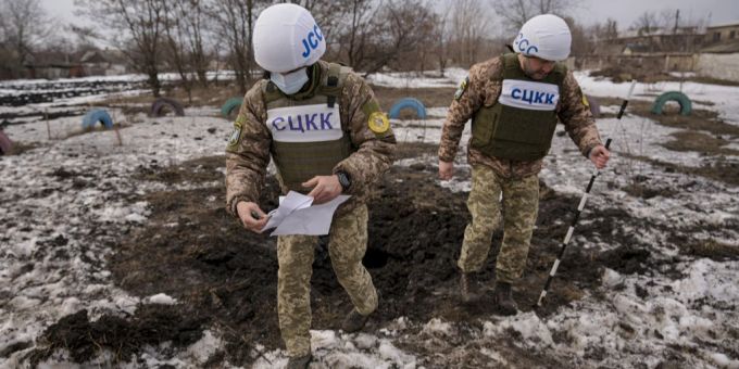 Eine Organisation untersucht einen Krater im Osten der Ukraine. Ukraine