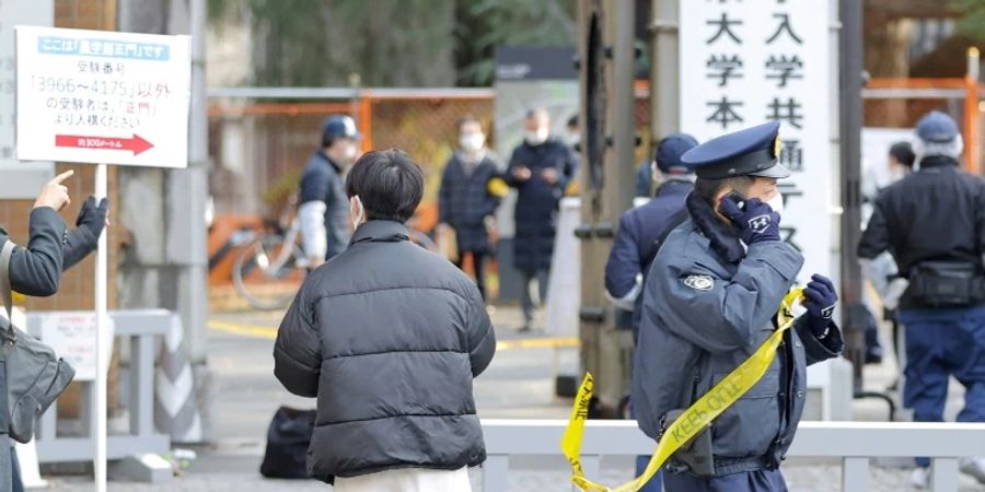 Polizisten vor der Universität Tokio