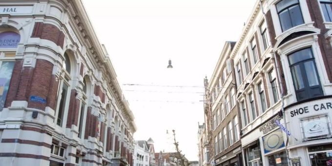 Eine leere Einkaufsstrasse in Haarlem. niederlande