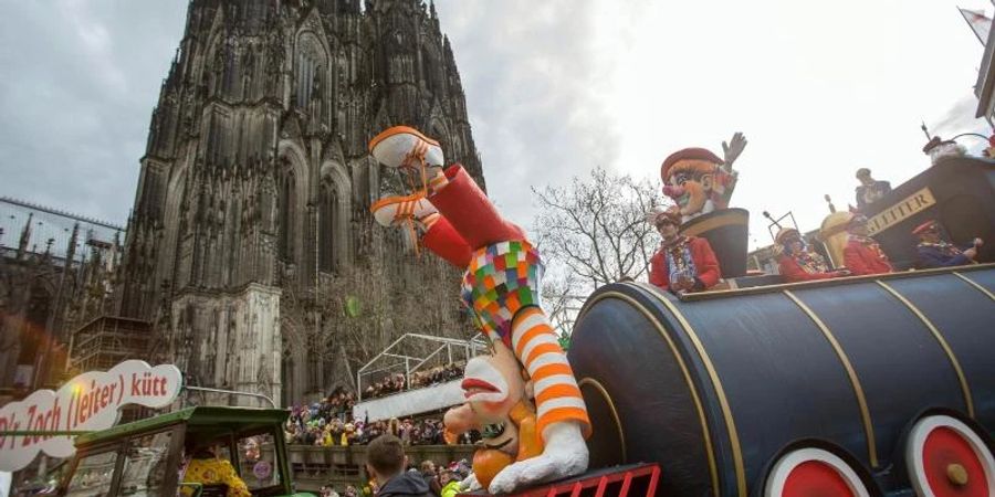 Nicht vorm Dom, sondern im Stadion: Der Karnevalszug an Rosenmontag sieht in diesem Jahr coronabedingt anders aus. Foto: Maja Hitij/dpa/Archiv