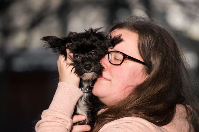 Wer krank ist, sollte einen Gesicht-Schnauze-Kontakt mit dem Haustier unbedingt vermeiden – auch zum Wohl des Haustiers. Frau Hund Gesicht