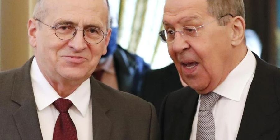 Sergei Lawrow (r), Aussenminister von Russland, spricht mit Zbigniew Rau, Aussenminister von Polen und amtierender OSZE-Vorsitzender, während eines Treffens. Foto: Shamil Zhumatov/Pool Reuters/AP/dpa