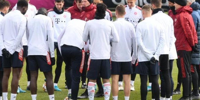 Bayern-Coach Julian Nagelsmann (M) schwört sein Team auf das Rückspiel gegen RB Salzburg ein. Foto: Tobias Hase/dpa Bayern-Coach Julian Nagelsmann (M) schwört sein Team auf das Rückspiel gegen RB Salzburg ein. Foto: Tobias Hase/dpa