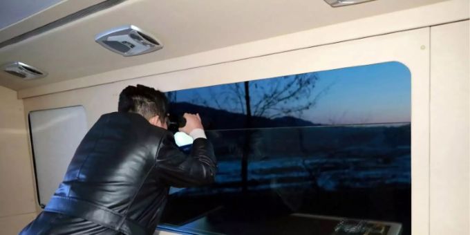 Kim Jong Un beobachtet den Raketentest Kim Jong Un beobachtet den Raketentest