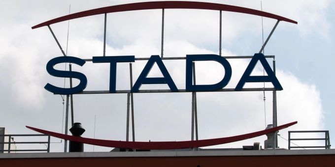 Das Firmenlogo von Stada auf einem der Gebäude am Firmensitz des Arzneimittelherstellers. Das Firmenlogo von Stada auf einem der Gebäude am Firmensitz des Arzneimittelherstellers.