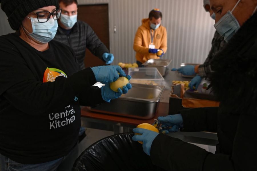 Freiwillige von «World Central Kitchen» (WCK) schälen Kartoffeln.