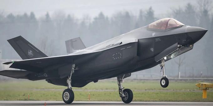 Mindestens 24 der 36 F-35A-Kampfjets, die die Schweiz beschaffen will, sollen in Italien hergestellt werden. (Archivbild) Mindestens 24 der 36 F-35A-Kampfjets, die die Schweiz beschaffen will, sollen in Italien hergestellt werden. (Archivbild)