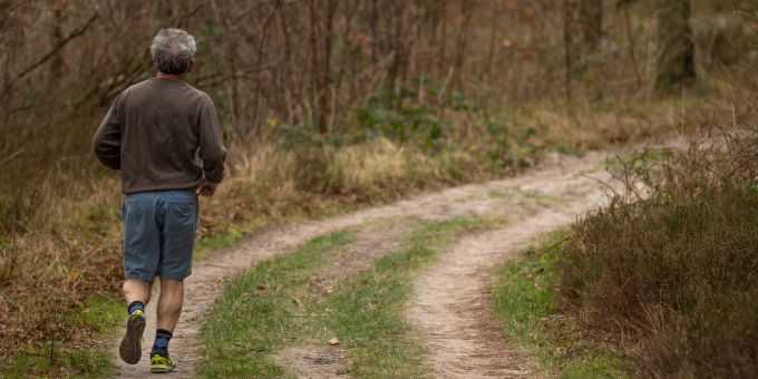 Auch ohne den letzten Schrei in der Sportmode lässt es sich gut joggen – manchmal sogar viel unkomplizierter. Mann Wald Jogging Sport
