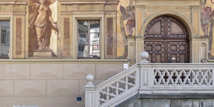Das Schwyzer Strafgericht hat einen Mann, der seine Tochter mit einem Messer lebensbedrohlich verletzte, zu neun Jahren Gefängnis verurteilt. (Archivbild) Das Schwyzer Strafgericht hat einen Mann, der seine Tochter mit einem Messer lebensbedrohlich verletzte, zu neun Jahren Gefängnis verurteilt. (Archivbild)