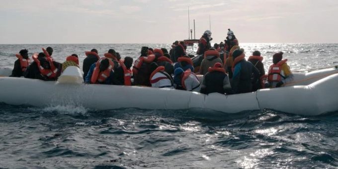 Menschen in einem in Not geratenen Boot auf dem Mittelmeer. Foto: Max Brugger/Sea-Watch/dpa Menschen in einem in Not geratenen Boot auf dem Mittelmeer. Foto: Max Brugger/Sea-Watch/dpa