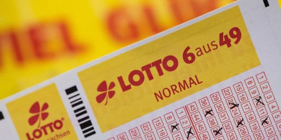 Der Lotto-Jackpot wird geteilt. Foto: Swen Pförtner/dpa