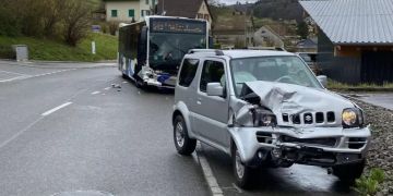 Erlinsbach: Kollision mit Linienbus - eine Person leicht verletzt