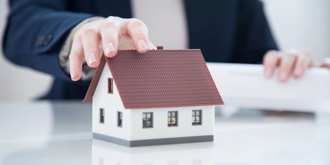 Kann ein Schuldner das Geld für seine Raten für Haus und Grund nicht mehr aufbringen, kommt eine Immobilie unter den Hammer. zwangsversteigerung