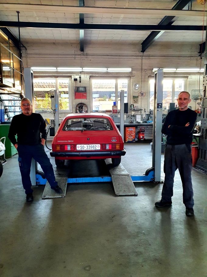 Christoph und Pius mit dem restaurierten Ford Capri. Saturn Garage