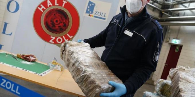 Der stellvertretende Pressesprecher des Zollfahndungsamtes Hamburg Andreas Franke mit einem Teil des sichergestellten Kokains. Foto: Marcus Brandt/dpa Der stellvertretende Pressesprecher des Zollfahndungsamtes Hamburg Andreas Franke mit einem Teil des sichergestellten Kokains. Foto: Marcus Brandt/dpa