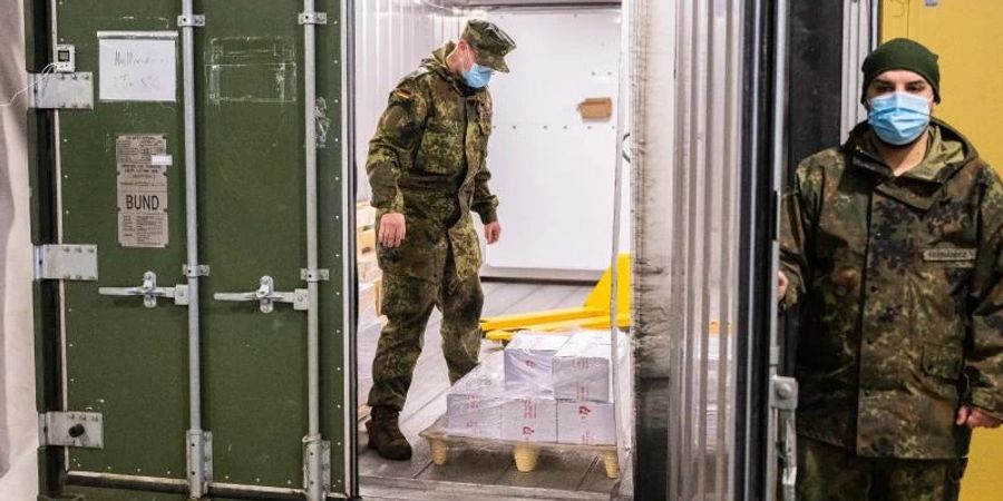 Bundeswehrsoldaten bereiten im niedersächsischen Quakenbrück die Auslieferung von Nuvaxovid vor. Foto: Mohssen Assanimoghaddam/dpa