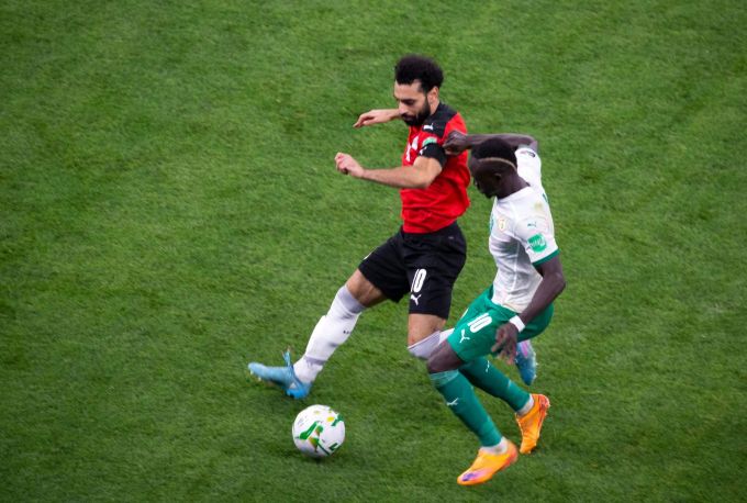 Ägypten-Star Mohamed Salah (l) im Zweikampf mit Sadio Mane. Senegal - Ägypten