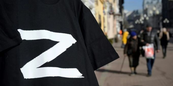 Ein T-Shirt mit «Z»-Symbol in Moskau. z symbol