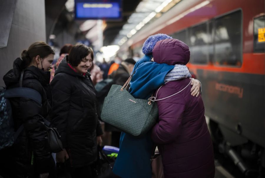 Geflüchtete aus dem Ukraine-Krieg kommen am Zürcher Hauptbahnhof an.